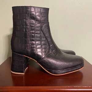 ☘️NWOT Leather Block Heel Boots